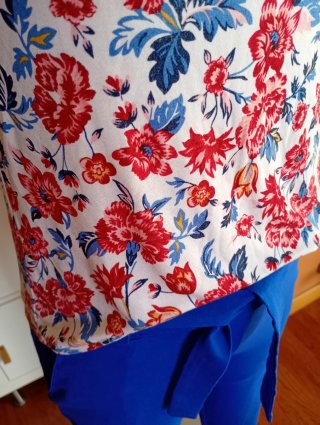 Conjunto S: Camiseta floral y pantalón azul