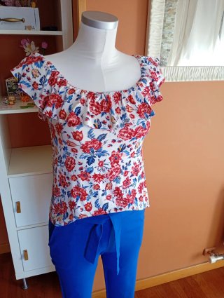 Conjunto S: Camiseta floral y pantalón azul