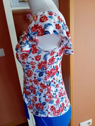 Conjunto S: Camiseta floral y pantalón azul