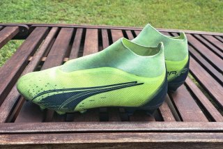 Botas de fútbol Puma verdes y negras