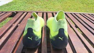 Botas de fútbol Puma verdes y negras