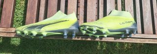 Botas de fútbol Puma verdes y negras