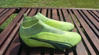 Botas de fútbol Puma verdes y negras
