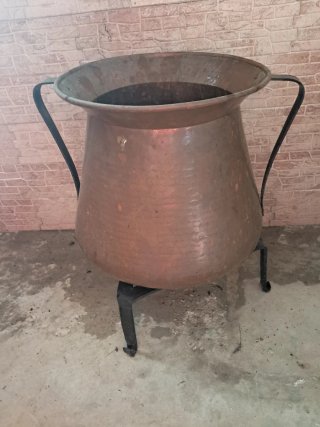 Olla antigua de cobre con soporte