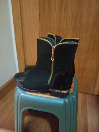Botas negras con cremallera dorada