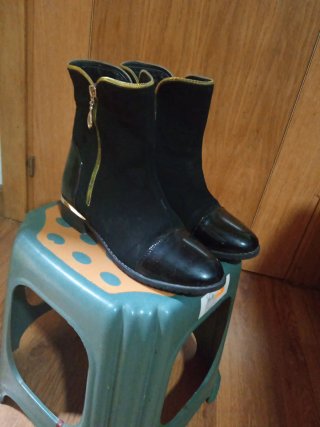 Botas negras con cremallera dorada