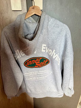Sudadera gris con capucha
