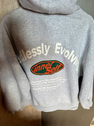 Sudadera gris con capucha