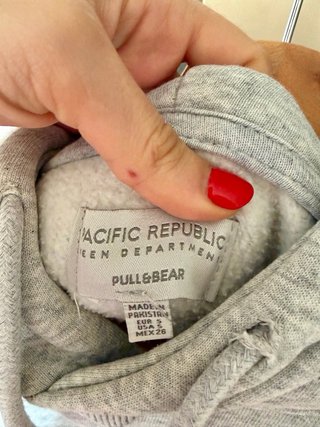 Sudadera gris con capucha