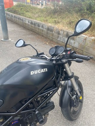 Ducati Monster 695 negra