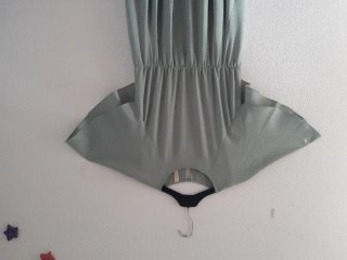 Vestido verde de fiesta con mini tópicos dorados