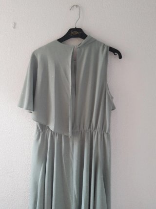 Vestido verde de fiesta con mini tópicos dorados