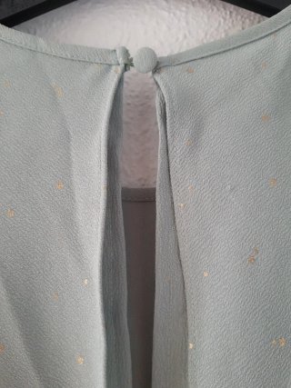 Vestido verde de fiesta con mini tópicos dorados
