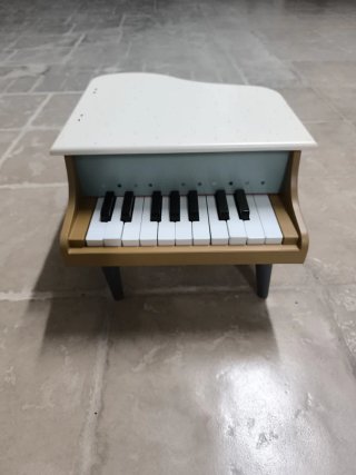 Precioso Piano pequeño para niños sin usar