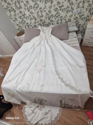 Vestido de Novia Blanco con Velo.
