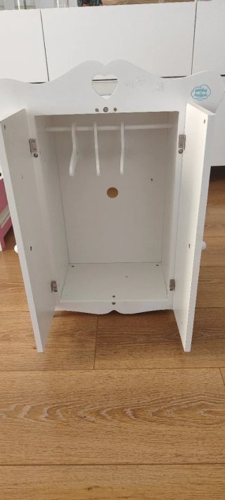 Muebles de madera para bebé: cuna, trona y armario