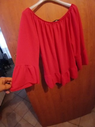 Blusa rossa manica a campana