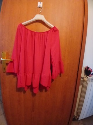 Blusa rossa manica a campana