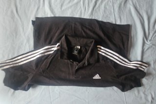 Polo Adidas Negro con Rayas Blancas
