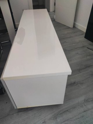Mueble TV blanco y gris