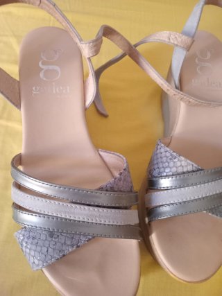Sandalias Gadea Piel Beige y Plata