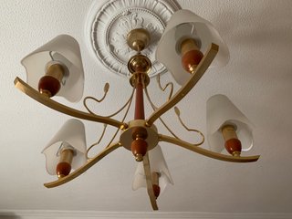 Lámpara de techo metalica dorada y madera
