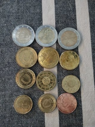 Lote de monedas euro de diferentes valores.