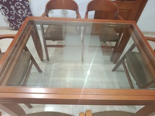 Mesa de madera con cristal y seis sillas