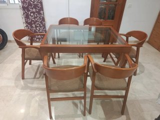 Mesa de madera con cristal y seis sillas