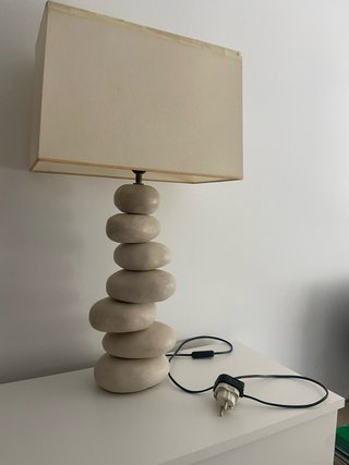 Lámpara de mesa de piedras apiladas