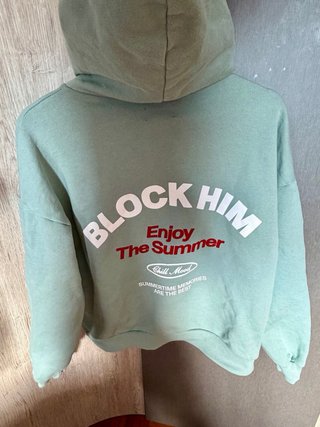 Sudadera verde con capucha