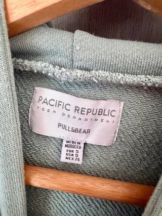Sudadera verde con capucha