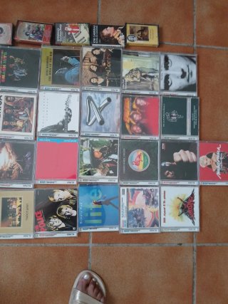 25 CDs y 5 Cintas Musicales Variadas