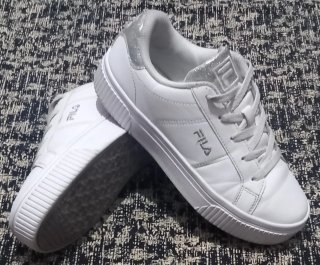 Zapatillas Fila Blancas y Plateadas