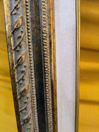 Marco de metal dorado y gris ornamentado