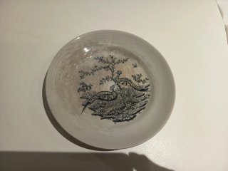 Plato decorativo con aves y árbol
