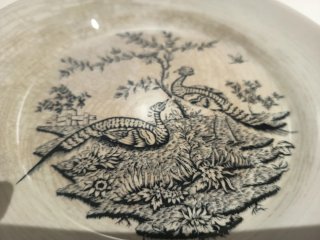 Plato decorativo con aves y árbol