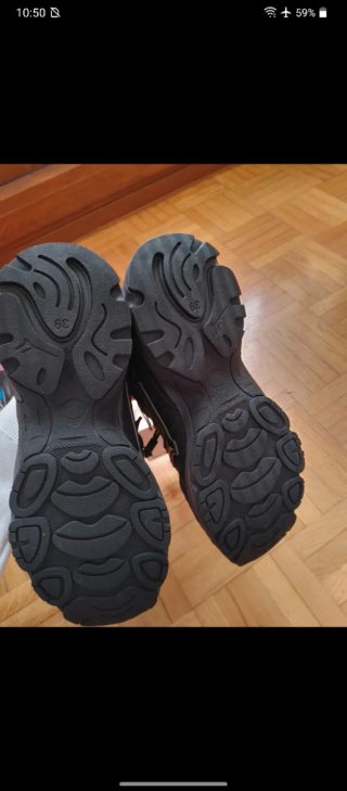 Zapatillas deportivas negras y grises