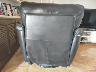Sillón reclinable de cuero con reposapiés