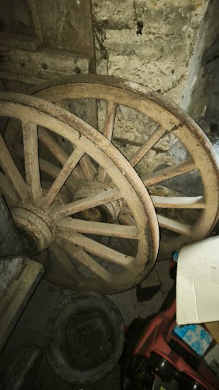 Rueda de carro antigua de madera