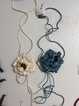 Collares de piel y broches hechos a mano