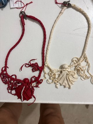 Collares de piel y broches hechos a mano
