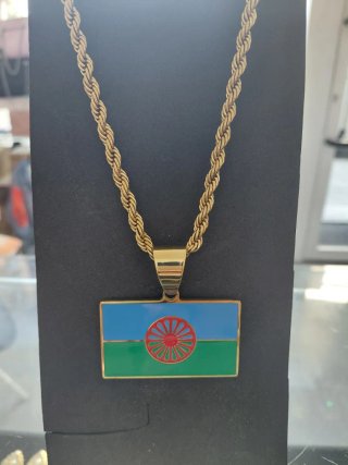 Collar y colgante bandera gitana niño
