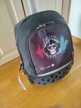 Mochila con ruedas y diseño de mono