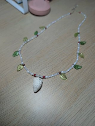Colgante fresa y cuentas hecho a mano