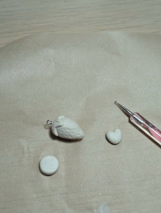 Colgante fresa y cuentas hecho a mano