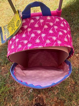 Mochila escolar con ruedas y etiqueta