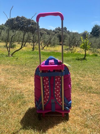 Mochila escolar con ruedas y etiqueta