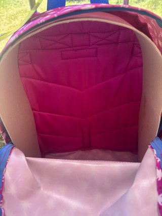 Mochila escolar con ruedas y etiqueta