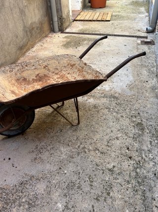 Carretilla de hierro antigua
